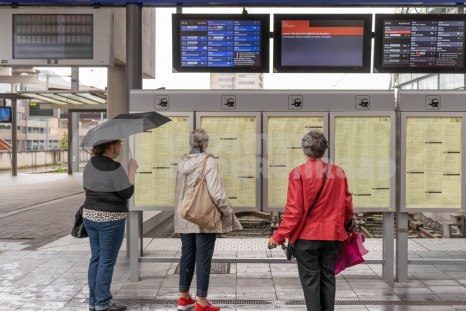 Ouderen lezen treinplanning