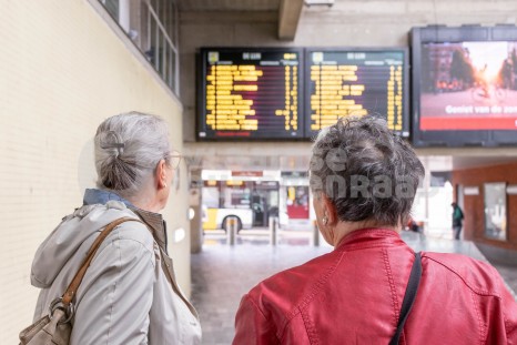 Ouderen lezen busplanning