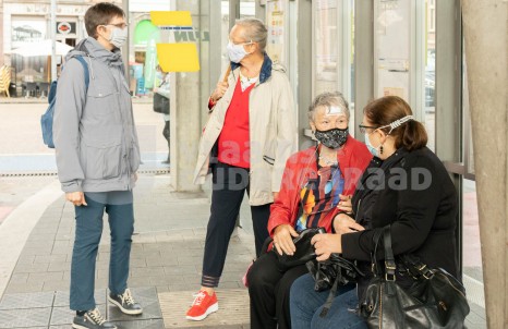 Ouderen wachten op de bus