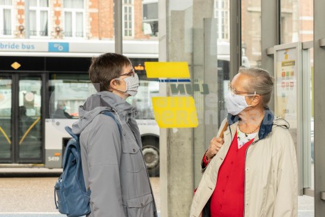 Ouderen wachten op de bus