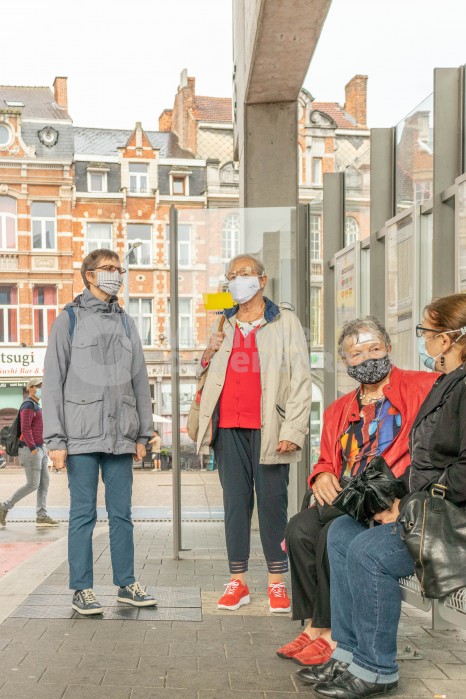 Ouderen wachten op de bus