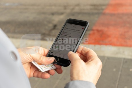 Oudere zoekt busplanning op 