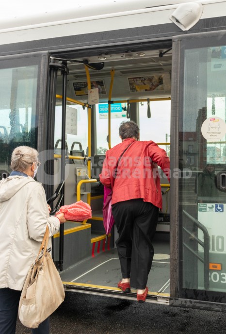 Ouderen stappen op de bus