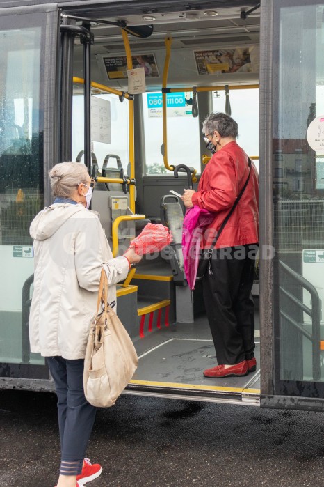 Ouderen stappen op de bus