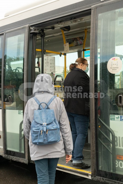Ouderen stappen op de bus