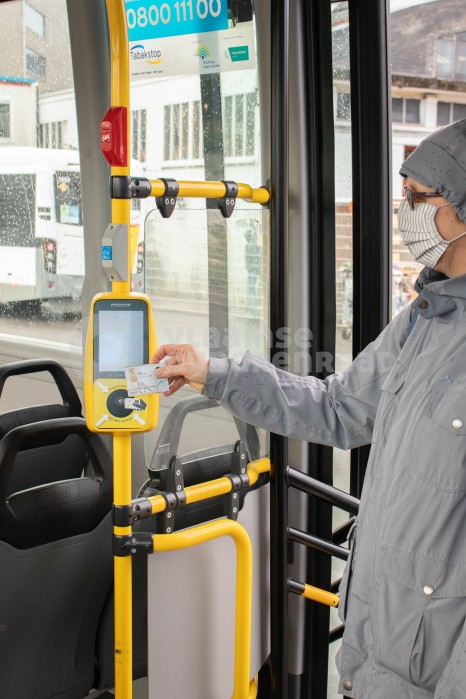 Oudere scant busabonnement