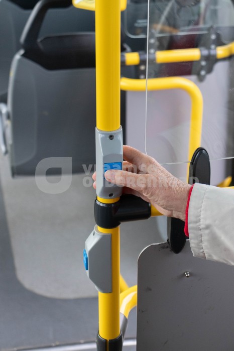 Oudere op de bus