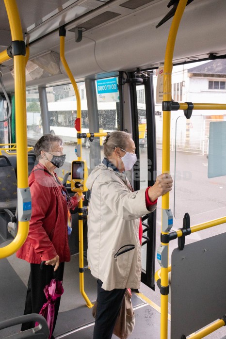 Ouderen op de bus