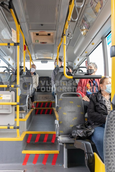 Ouderen op de bus