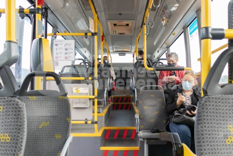 Ouderen op de bus
