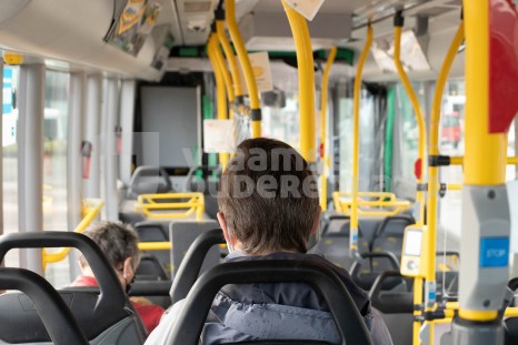 Oudere op de bus
