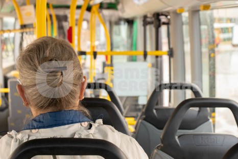 Oudere op de bus