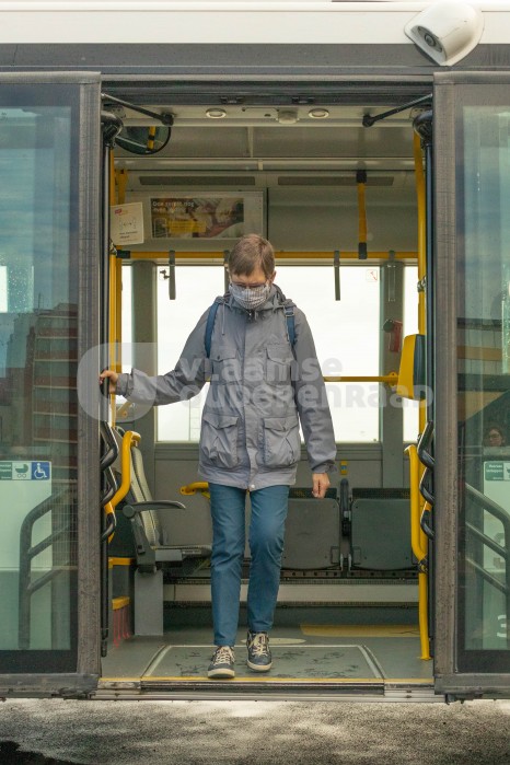 Oudere stapt van de bus