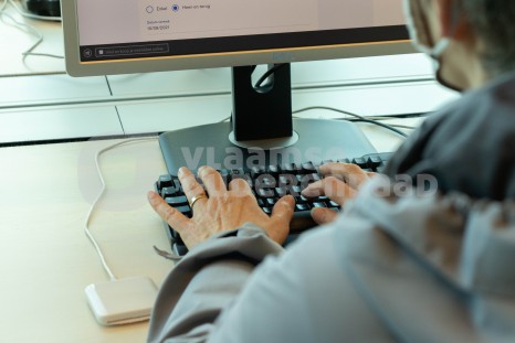 Oudere aan de computer