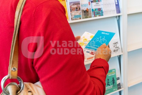 Oudere leest folder