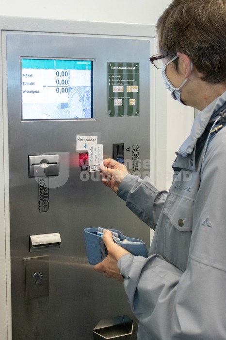 Oudere betaalt parkeerticket