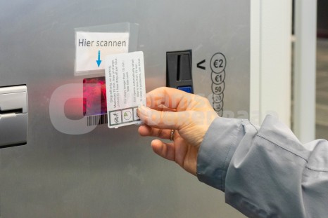 Oudere scant parkeerticket