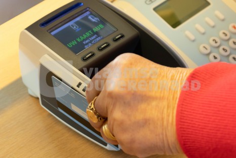 Oudere betaalt met bankkaart