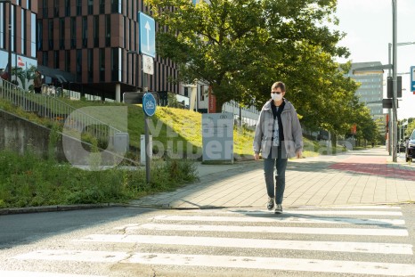 Oudere steekt de straat over