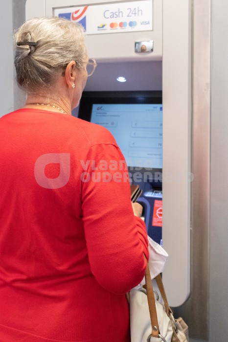 Oudere aan bankautomaat