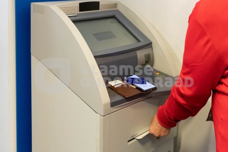Oudere aan bankautomaat