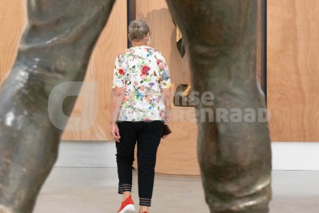 Oudere in museum