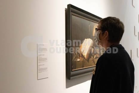 Oudere in museum