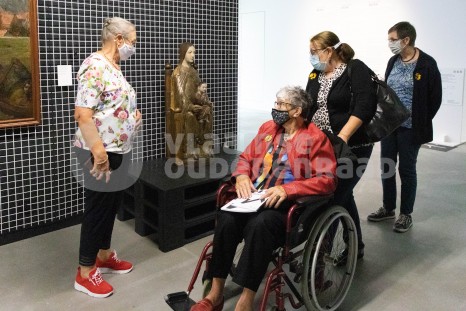 Ouderen in museum