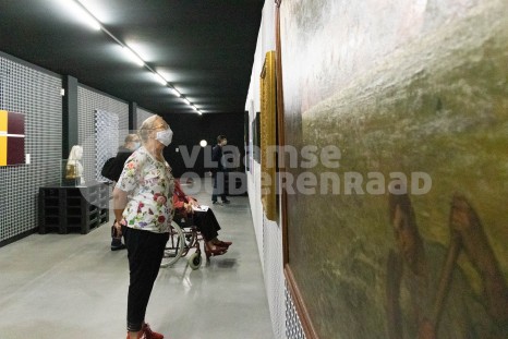 Oudere in museum