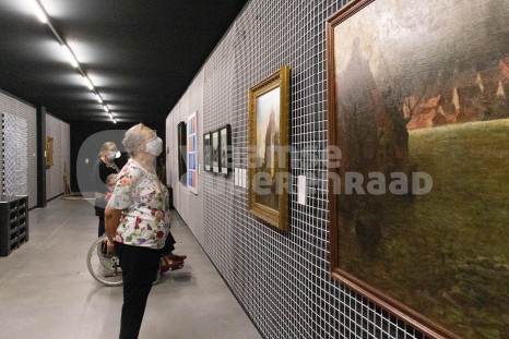 Oudere in museum