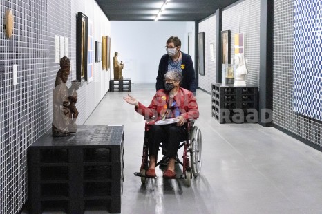 Ouderen in museum