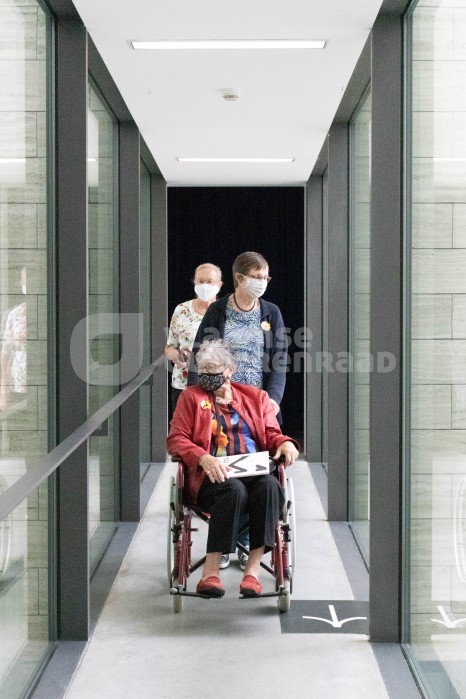 Ouderen met rolstoel