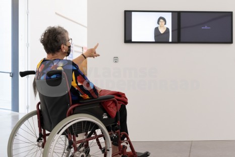 Oudere in rolstoel in museum