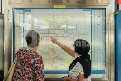Ouderen kijken op metroplan