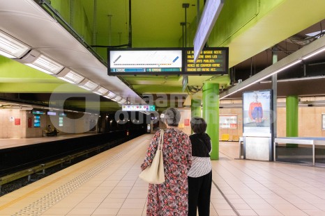 Ouderen wachten op de metro