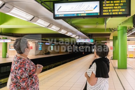 Ouderen wachten op de metro