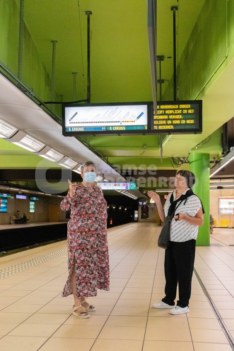 Ouderen wachten op de metro
