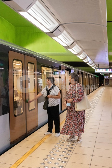 Ouderen stappen op de metro