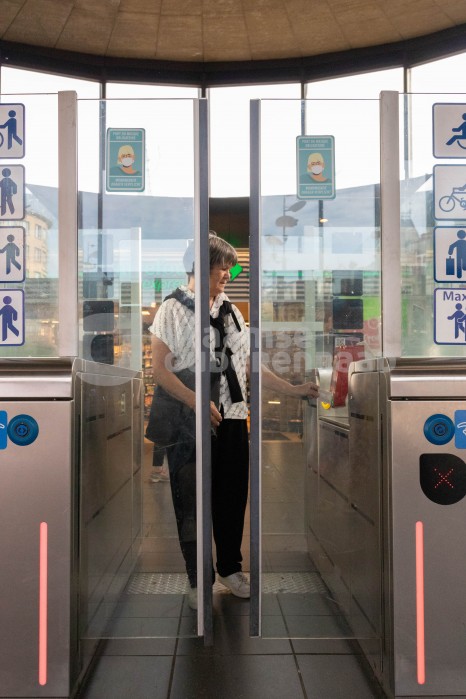 Oudere scant metroticket