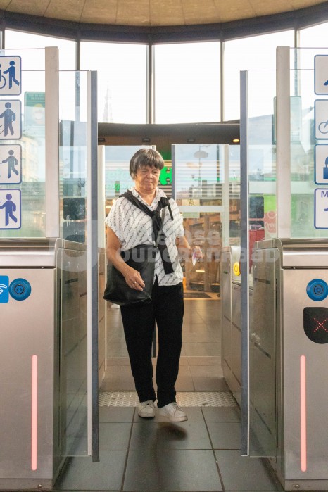 Oudere scant metroticket