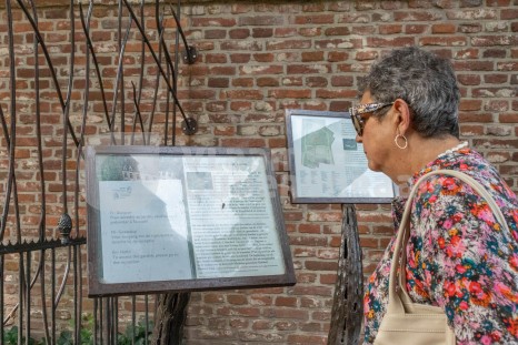 Oudere leest culturele brochure