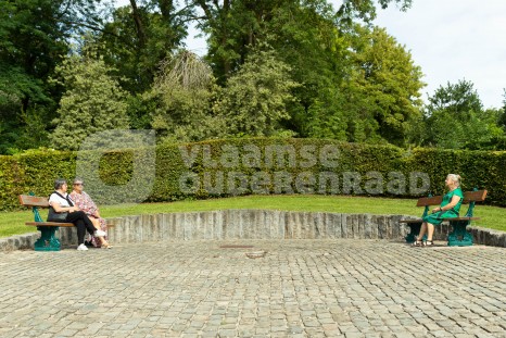 Ouderen op bank