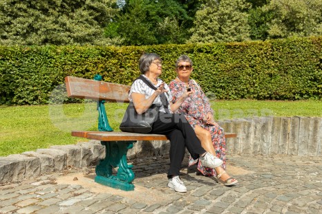 Ouderen op bank