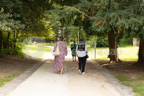 Ouderen al wandelend