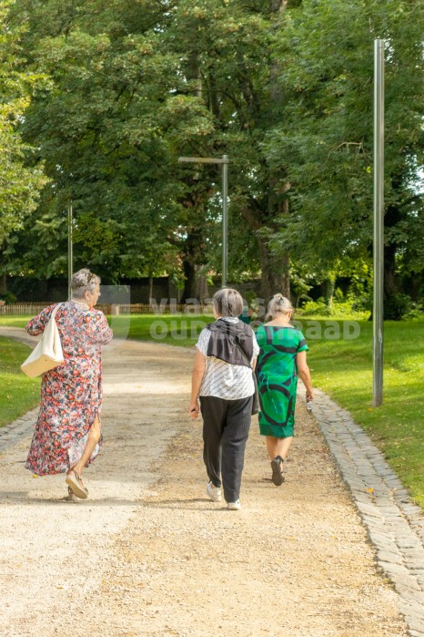 Ouderen al wandelend