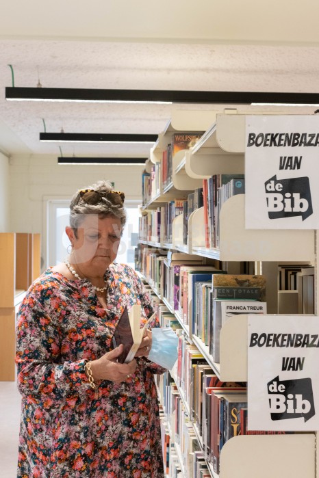 Ouderen in bibliotheek