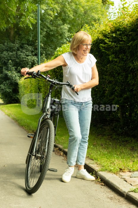 Oudere op de fiets