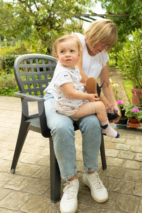 Oudere met kleinkind