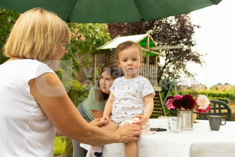 Oudere met kleinkinderen