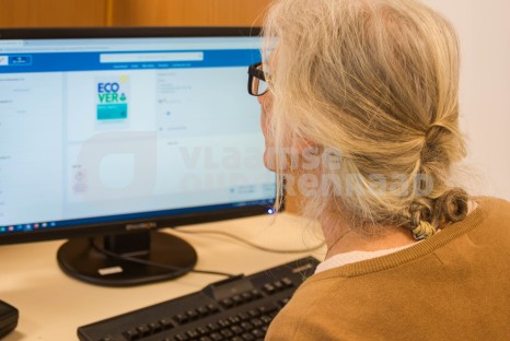 Vrouw op computer